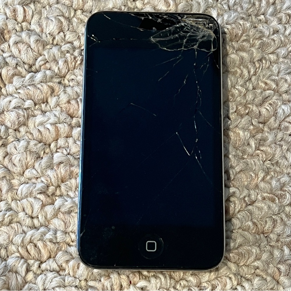 Apple iPod Touch 4th Generation Model A1367 8GB Silver PARTS